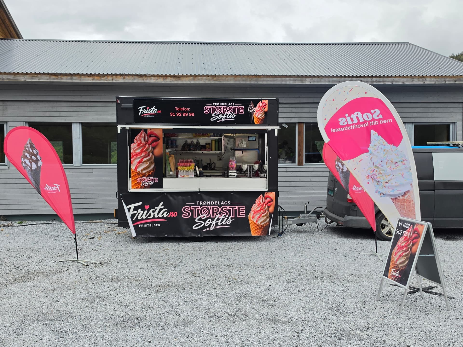 Frista-softisvogna med beachflagg